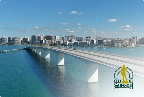 Pont s’étendant au-dessus de la ville de Sarasota